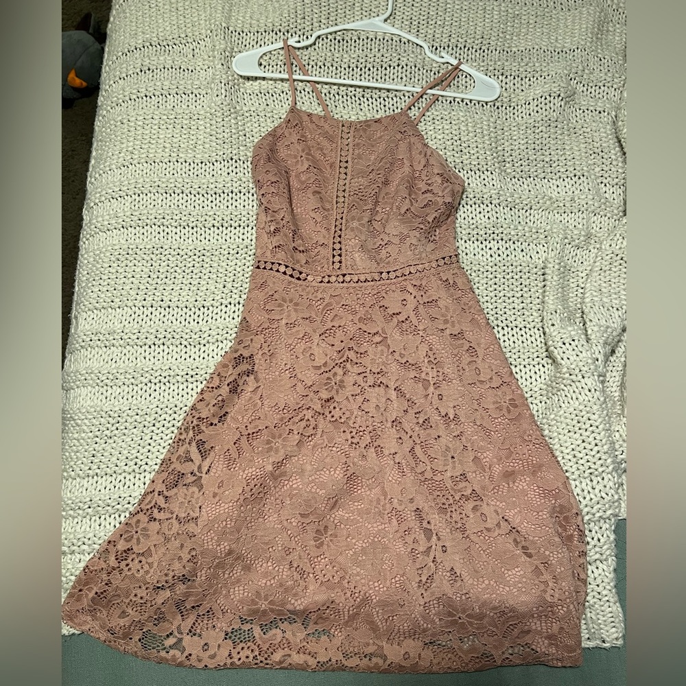 Soprano small light pink dress.